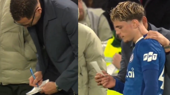 L'allenatore del Chelsea, Liam Rosenior, è stato preso in giro per aver scritto una nota tattica quando era sotto 8-2 all'82° minuto