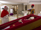 Il Vaticano condivide le prime immagini di Papa Francesco in una bara aperta