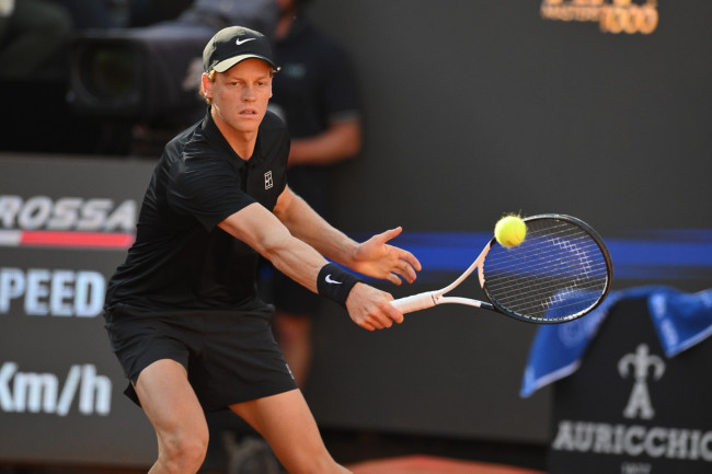 Jannik Sinner FUORI dal Roland Garros dopo aver avuto bisogno di un controverso timeout medico