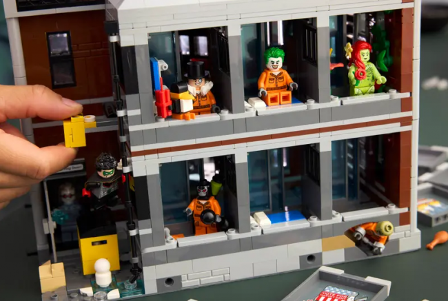LEGO svela un epico set di Arkham Asylum