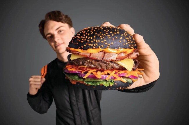 La catena di hamburger australiana costretta ad aggiornare la promozione che offre hamburger gratis dopo il podio di Oscar Piastri