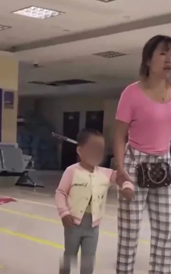 La madre pugnala "accidentalmente" la figlia di 3 anni alla testa con un coltello da 15 cm e poi la accompagna in ospedale