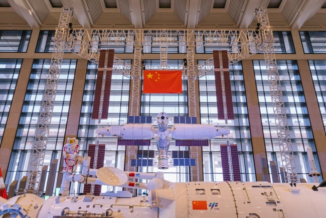 Musk viene chiamato ad aiutare l'equipaggio cinese di Shenzhou-20 dopo essere stato colpito da detriti spaziali