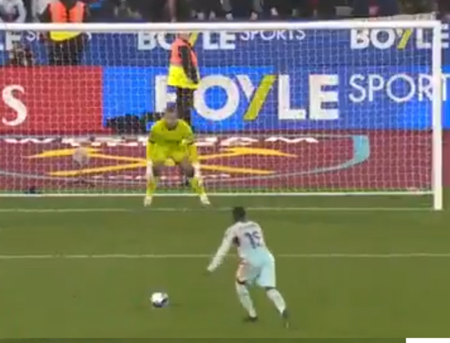 L'allenatore del Brentford difende un giocatore che ha sbagliato un rigore chiave in stile panenka