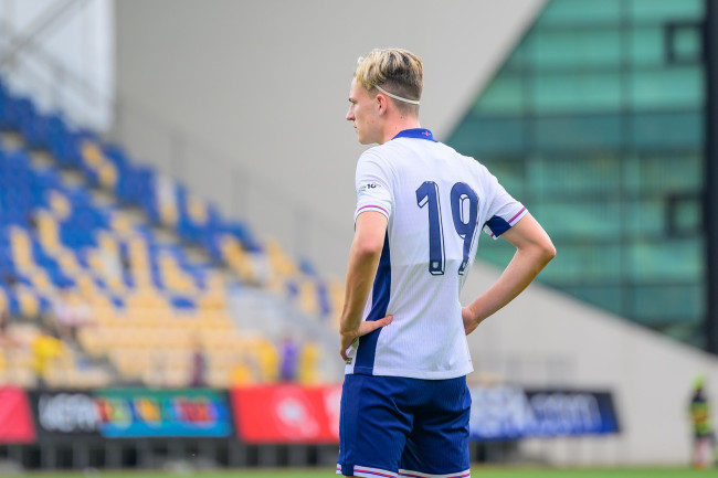 Jesse Derry del Chelsea portato in ospedale durante il debutto in Premier League, pubblica su Instagram dopo una commozione cerebrale