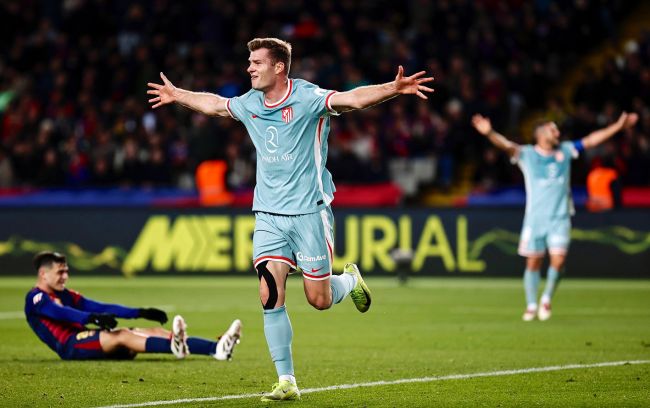 L'Atleti stordisce il Barcellona con un gol di 90+6 e prende la leadership della Liga
