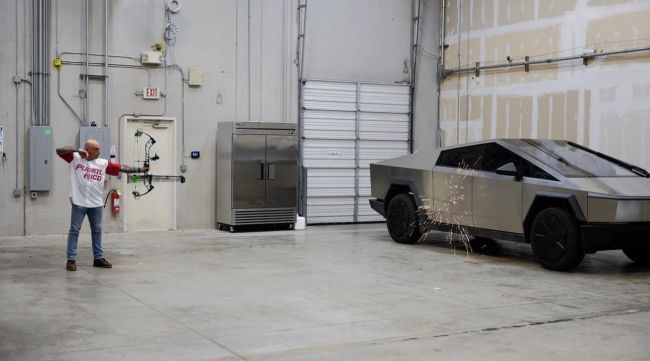 Il Tesla Cybertruck può proteggerti da Robin Hood e dalla sua banda di Merry Men