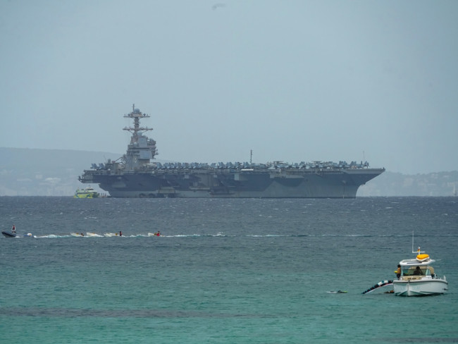 Trump manda caccia a "sfondare la porta" in Iran