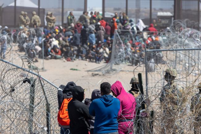 Un tribunale degli Stati Uniti blocca il tentativo di Trump di revocare lo status legale dei migranti
