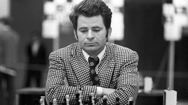 Boris Spassky, campione del mondo di scacchi sovietico che ha perso la "partita del secolo", è morto all'età di 88 anni