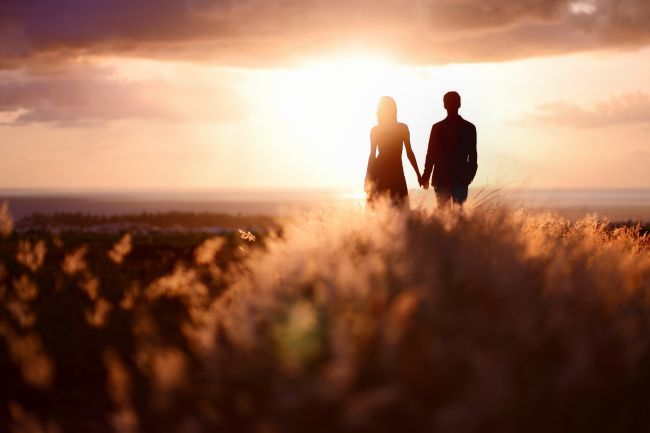 Sia gli uomini che le donne preferiscono partner più giovani