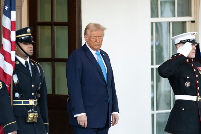 Trump vede più probabili i colloqui di pace in Ucraina con il calo dei prezzi del petrolio