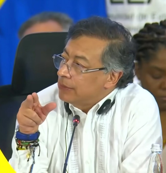 Petro della Colombia avverte che "riprenderebbe le armi" se Trump attaccasse