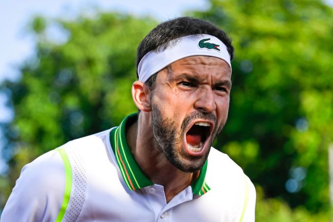 Grigor Dimitrov torna su un campo da tennis questo pomeriggio dopo il suo ritiro da Wimbledon quando stava sottomettendo Sinner