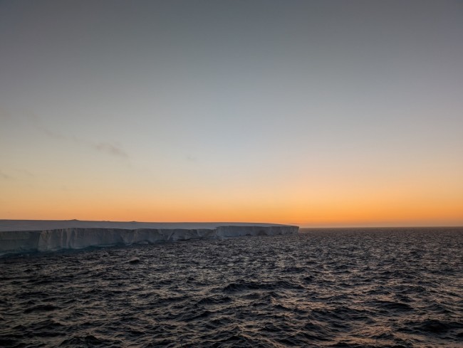 L'iceberg più grande del mondo si rompe dopo decenni alla deriva nelle acque dell'Antartide e dell'Atlantico meridionale
