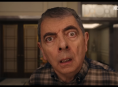 Rowan Atkinson scambia l'essere un housesitter per essere un custode di una scuola in Man vs. Baby