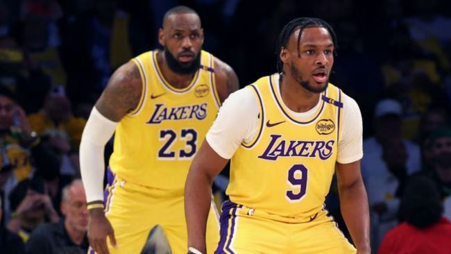 Bronny e LeBron James danno il primo assist da figlio a padre nella storia della NBA