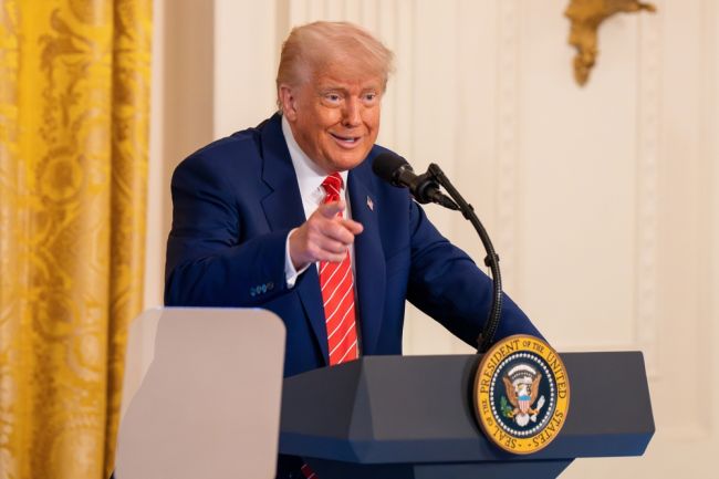 Il tour di Trump nel Golfo si avvicina alla fine mentre gli Emirati Arabi Uniti spingono per lo status di potenza dell'IA