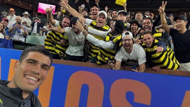 Carlos Alcaraz è stato acclamato da un gruppo di "api" nella sua ultima vittoria a Indian Wells