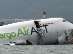 Aereo cargo scivola fuori pista di Hong Kong in mare