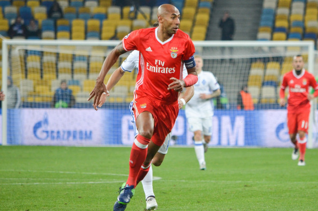 La leggenda del Benfica Luisão lo chiamava "scimmia, Giuda" dopo aver sostenuto il connazionale Vinícius