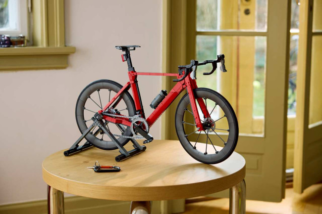 Lego annuncia il modello di bici da strada con sterzo e capacità di ruotaggio funzionanti