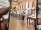 Il video cattura il momento in cui il ladro brandisce una motosega durante una rapina di 7 minuti alla luce del giorno al Louvre