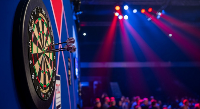Michael van Gerwen si ritira dalla partita di Premier League Darts e Littler riceve due punti e il turno per le semifinali