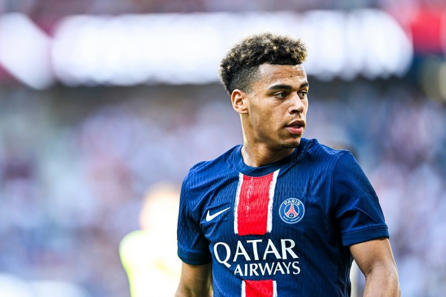 Il PSG mantiene la leadership in Ligue 1 ma perde Désiré Doué, in barella in lacrime
