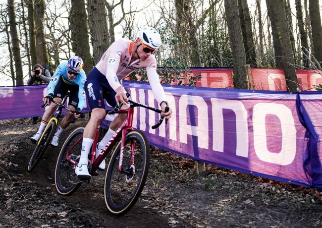 Mathieu van der Poel fa vergognare tutti i suoi colleghi di ciclocross nel Campionato del Mondo di ciclocross
