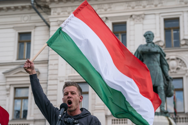Orbán estromesso dopo 16 anni mentre l'Ungheria si rivolge all'opposizione filo-UE