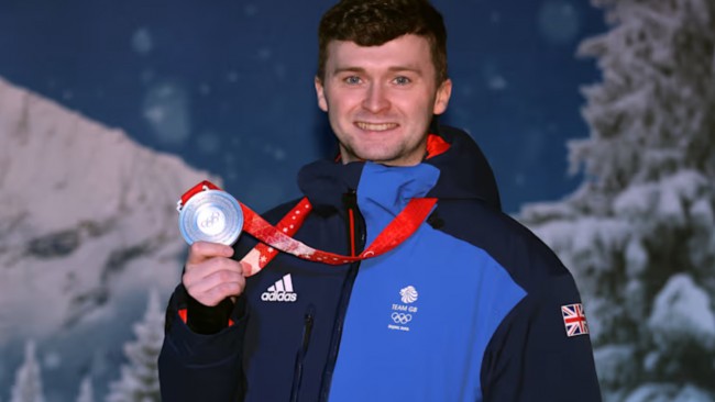 Il curler britannico alle Olimpiadi invernali vuole dimostrare che lo sport è uno spazio sicuro per le persone LGBTQ+