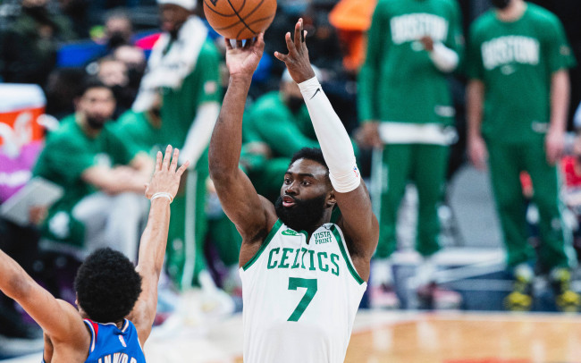 Jaylen Brown dei Boston Celtics è stato multato di 50.000 dollari per aver criticato gli arbitri su Twitch