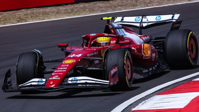 Lewis Hamilton batte Max Verstappen di 0,018 secondi e ottiene la sua prima pole con la Ferrari