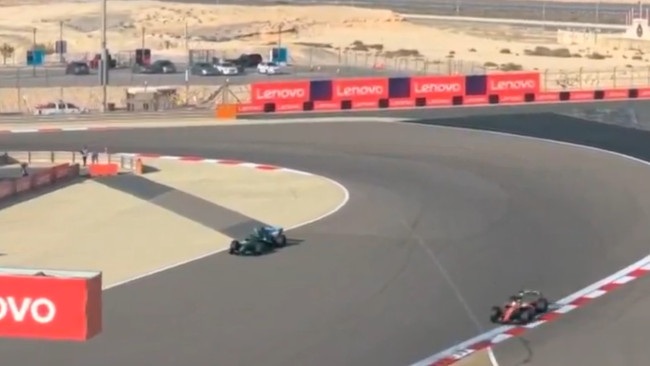 Fernando Alonso è rimasto bloccato in mezzo alla strada dopo che l'auto Aston Martin si è fermata a lavorare in Bahrain
