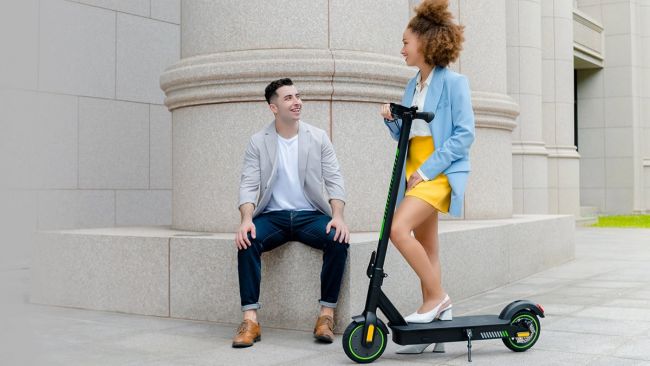 I rivenditori pubblicizzano gli e-scooter come adatti alla strada, nonostante ciò sia contro la legge del Regno Unito