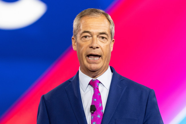 Farage propone il divieto della preghiera di massa musulmana nei siti storici del Regno Unito
