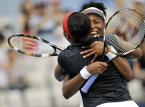 Serena Williams con il cuore spezzato per essersi ritirata dal doppio a Wimbledon dopo che il torneo aveva ritardato la loro partita