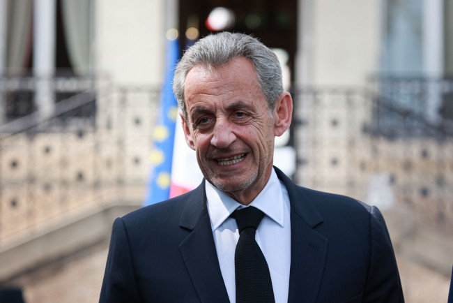 Sarkozy, ex presidente francese, inizia una condanna a cinque anni di carcere