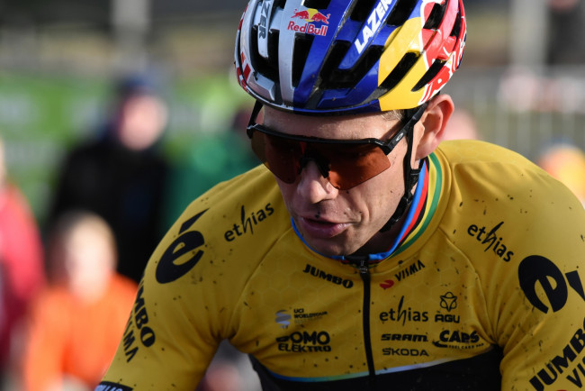 Wout van Aert supera Pogacar a Parigi-Roubaix e vince il secondo Monument, "significa praticamente tutto per me"