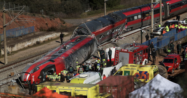 La Spagna entra in tre giorni di lutto nazionale dopo un incidente ferroviario mortale che ha causato almeno 40 vittime