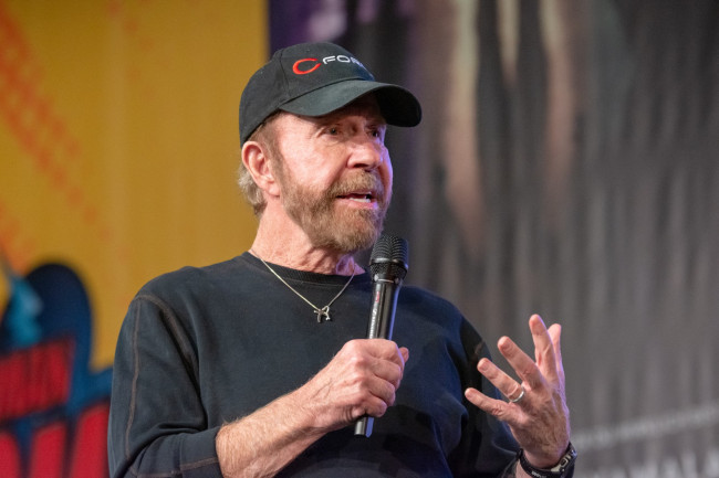 Il leggendario attore di arti marziali Chuck Norris muore all'età di 86 anni