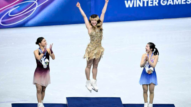Alysa Liu vince la medaglia d'oro per gli Stati Uniti quattro anni dopo il ritiro anticipato dal pattinaggio artistico