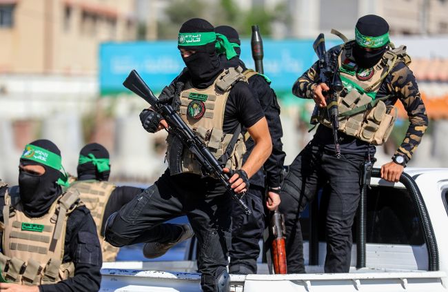 Hamas ritarda il prossimo rilascio di ostaggi previsto per sabato
