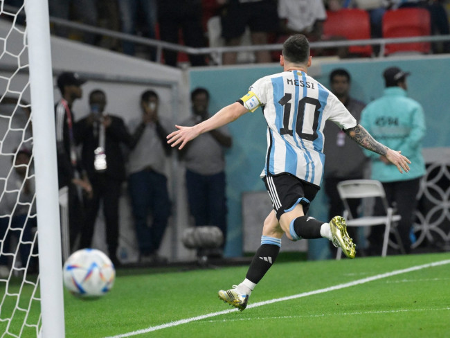 Leo Messi segna una tripletta e batte il record della Coppa del Mondo con la controversia sul cartellino rosso