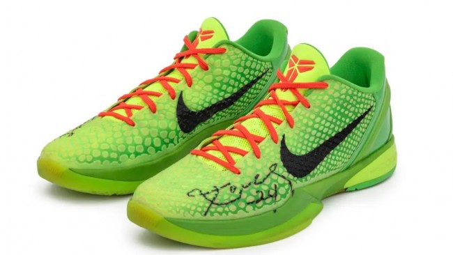 Le iconiche "sneakers Grinch" di Kobe Bryant della partita di Natale 2010 saranno vendute per oltre 10 milioni di dollari