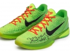 Le iconiche "sneakers Grinch" di Kobe Bryant della partita di Natale 2010 saranno vendute per oltre 10 milioni di dollari