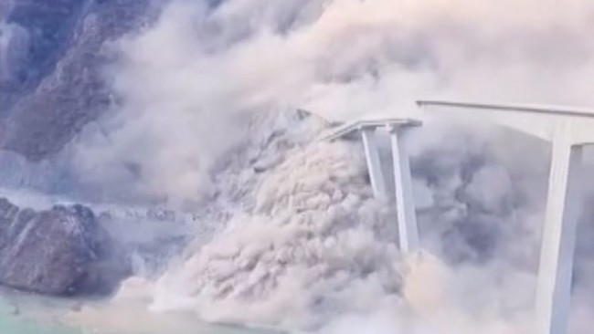 Il video cattura il momento in cui il ponte lungo 2.500 piedi di nuova costruzione in Cina crolla in pochi secondi