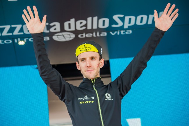 Simon Yates, vincitore del Giro d'Italia 2025, annuncia il ritiro a sorpresa