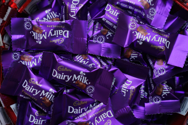 Il proprietario di Cadbury, Mondelez, difende la continuazione delle operazioni in Russia